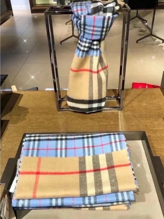 Burberry Accessories - NWT Burberry vintage check to Giant check scarf